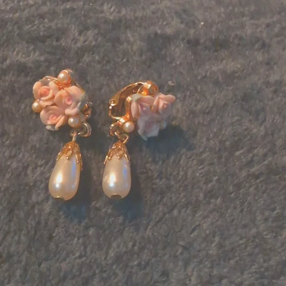 1928 Mini Floral Clip Earings - Picture 4 of 4